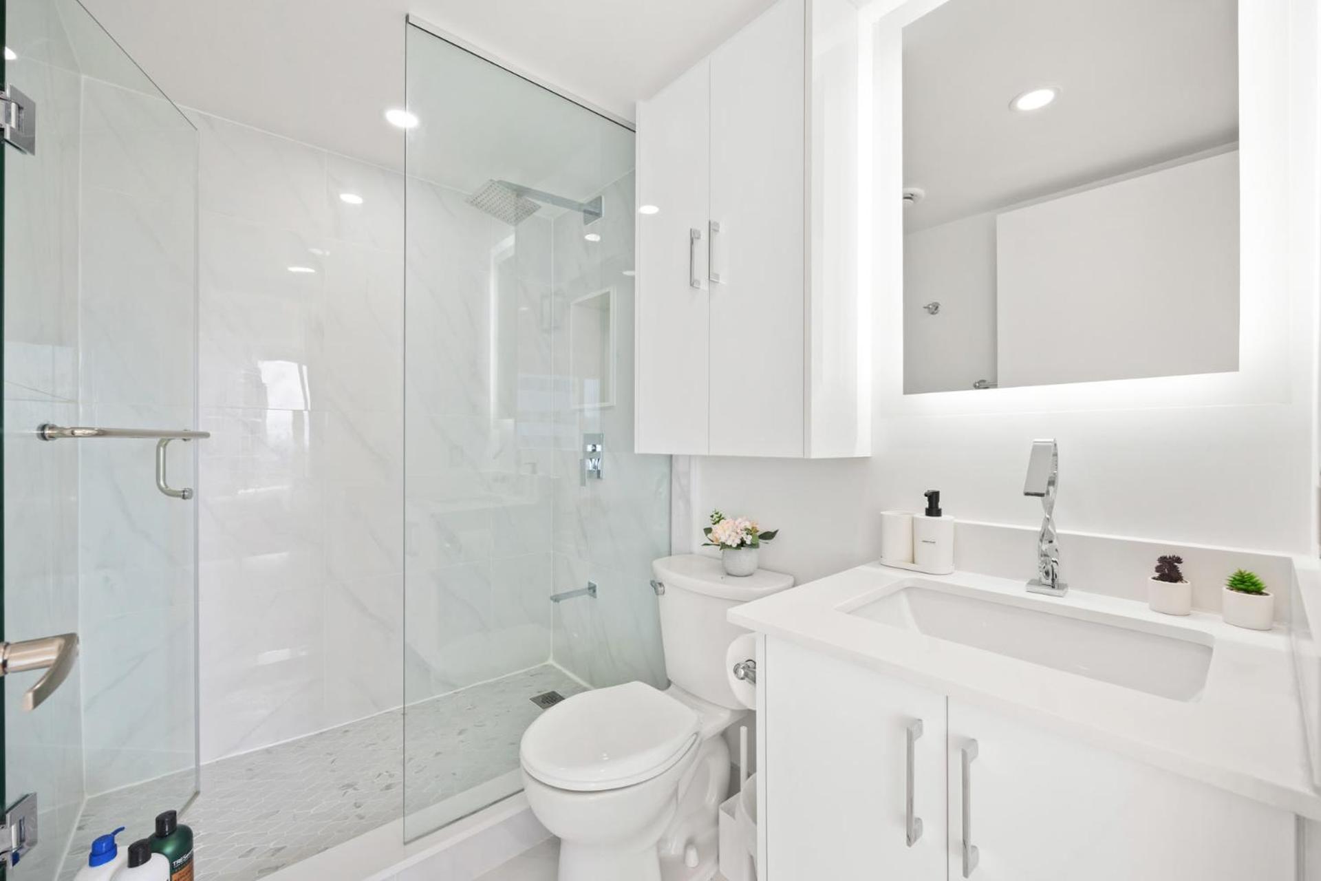 Modern 2-Bedroom Condo W Floor To Ceiling Windows 多伦多 外观 照片