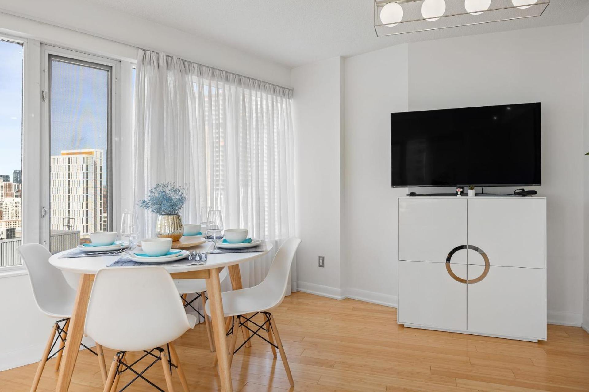 Modern 2-Bedroom Condo W Floor To Ceiling Windows 多伦多 外观 照片